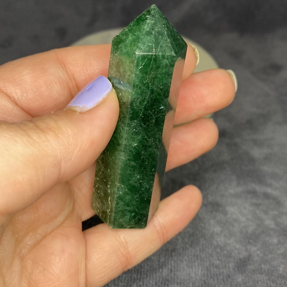 Green Strawberry Quartz Tower - Picture 4 of 4